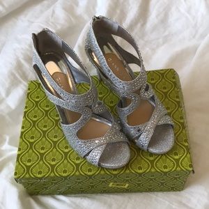 NWT GIANNI BINNI SILVER HEELS